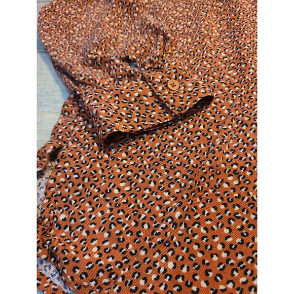 Amazon essentials xl women's leopard print blouse - Picture 3 of 9